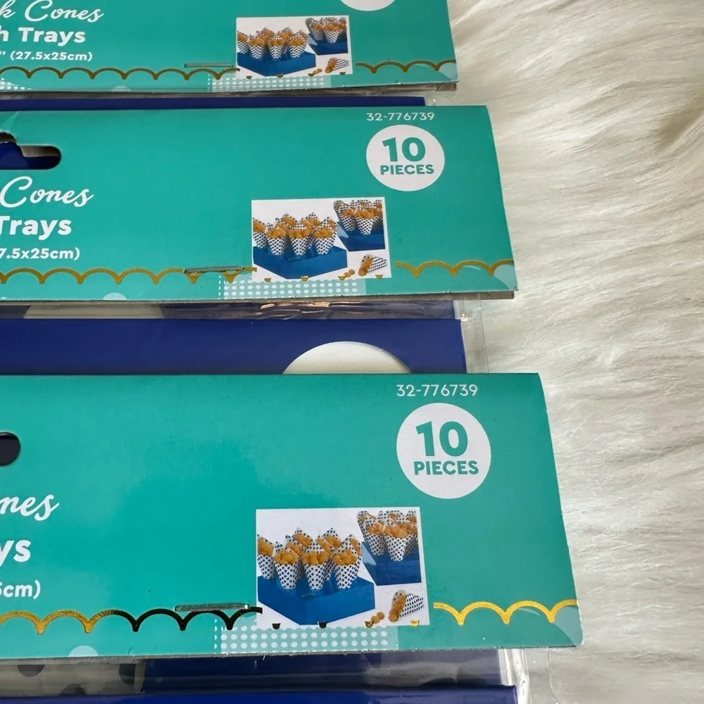 🩷5/$10 Blue and White Snack Cones with Trays. 3 sets